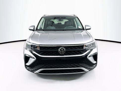 Used 2023 Volkswagen Taos SE w/ Panoramic Sunroof Package image 2