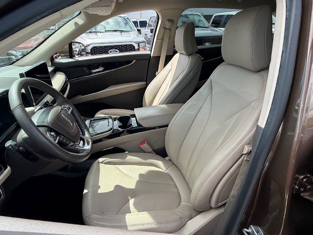Used 2022 Lincoln Nautilus FWD w/ Premium Package image 11