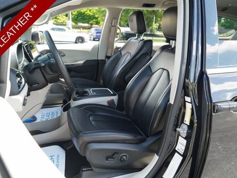 Used 2023 Chrysler Pacifica Touring-L FWD image 6