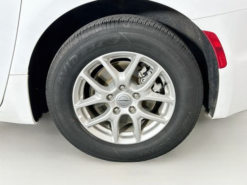Used 2024 Chrysler Pacifica Touring-L FWD image 11
