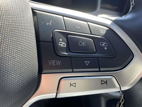 Used 2025 Volkswagen Taos SE w/ Panoramic Sunroof Package image 23