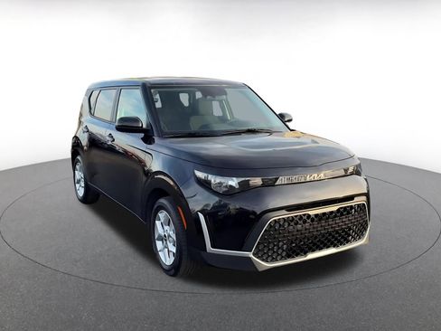 Used 2025 Kia Soul LX w/ LX Technology Package image 3