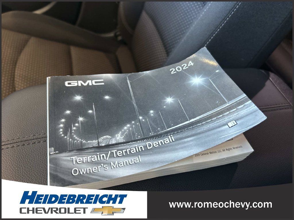 Used 2024 GMC Terrain SLE w/ Driver Convenience Package FWD image 28