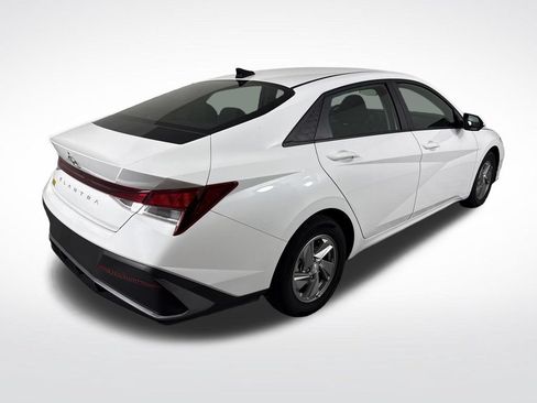 Used 2024 Hyundai Elantra SE FWD image 3
