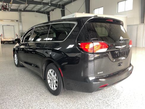 Used 2022 Chrysler Voyager LX FWD image 16