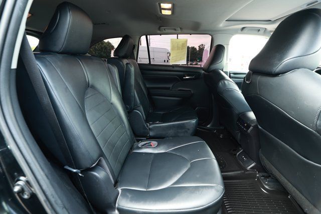 Used 2020 Toyota Highlander XLE AWD/4WD image 31