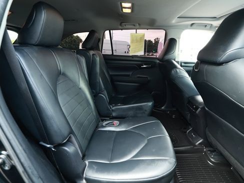 Used 2020 Toyota Highlander XLE AWD/4WD image 31