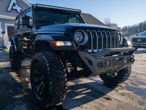 Used 2018 Jeep Wrangler Unlimited Sahara image 8