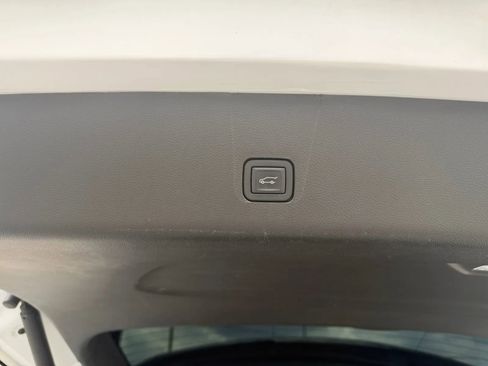 Used 2023 Chevrolet Traverse High Country AWD/4WD image 30