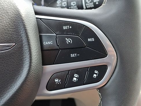Used 2024 Chrysler Pacifica Touring-L FWD image 21