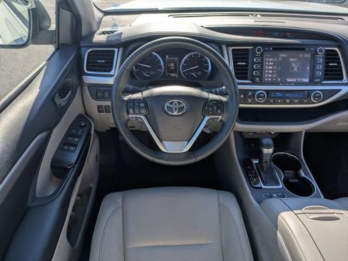 Used 2019 Toyota Highlander Limited image 18