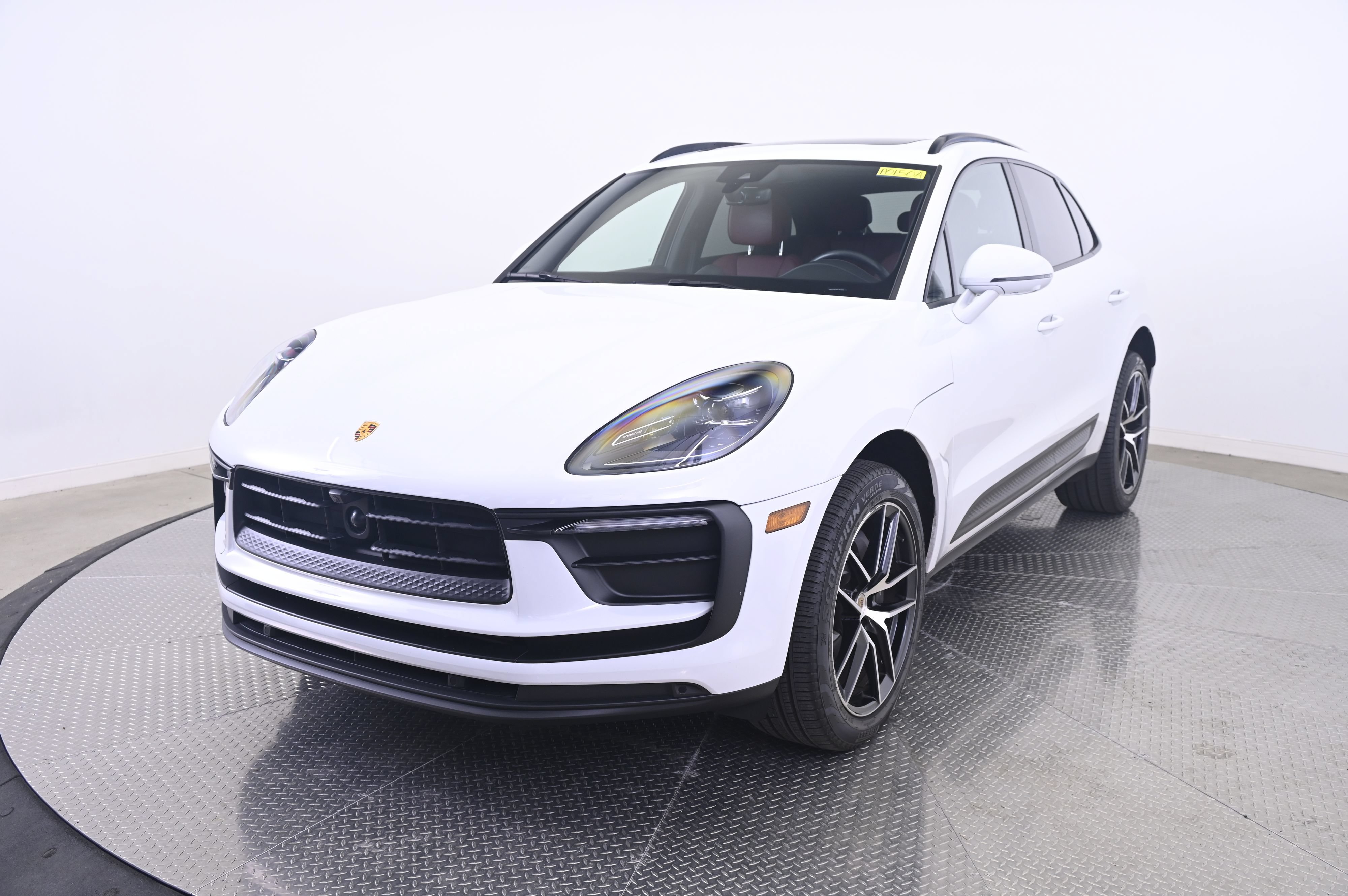 Certified 2022 Porsche Macan AWD/4WD image 1