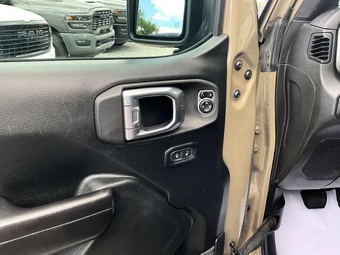 Used 2020 Jeep Gladiator Mojave w/ Cold Weather Group AWD/4WD image 13