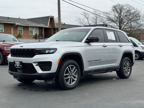 Used 2024 Jeep Grand Cherokee Altitude image 3