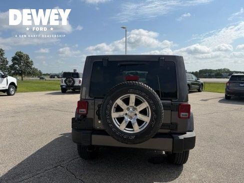 Used 2017 Jeep Wrangler Unlimited Sahara w/ Connectivity Group AWD/4WD image 12