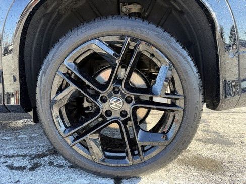 Used 2025 Volkswagen Tiguan SE R-Line image 26