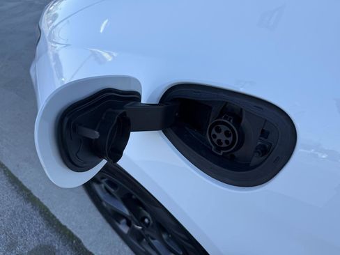 Used 2023 Chrysler Pacifica Limited w/ S Appearance Package image 8