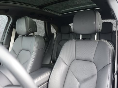 Certified 2026 Porsche Macan AWD/4WD image 5