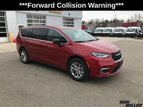 New 2026 Chrysler Pacifica Limited w/ Trailer Tow Group image 4