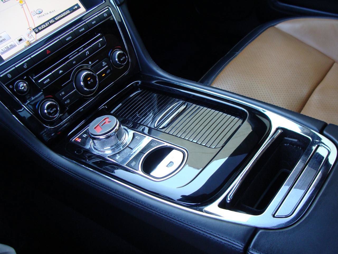 Used 2014 Jaguar XJ R RWD image 16