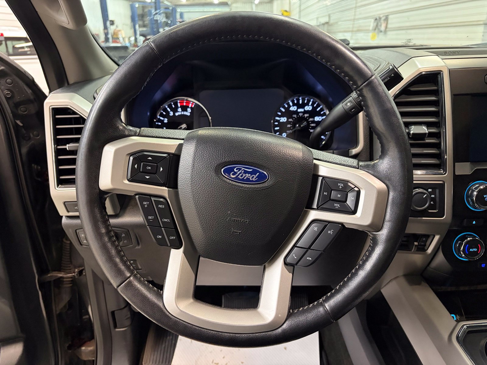 Used 2018 Ford F350 Lariat w/ Lariat Ultimate Package AWD/4WD image 11