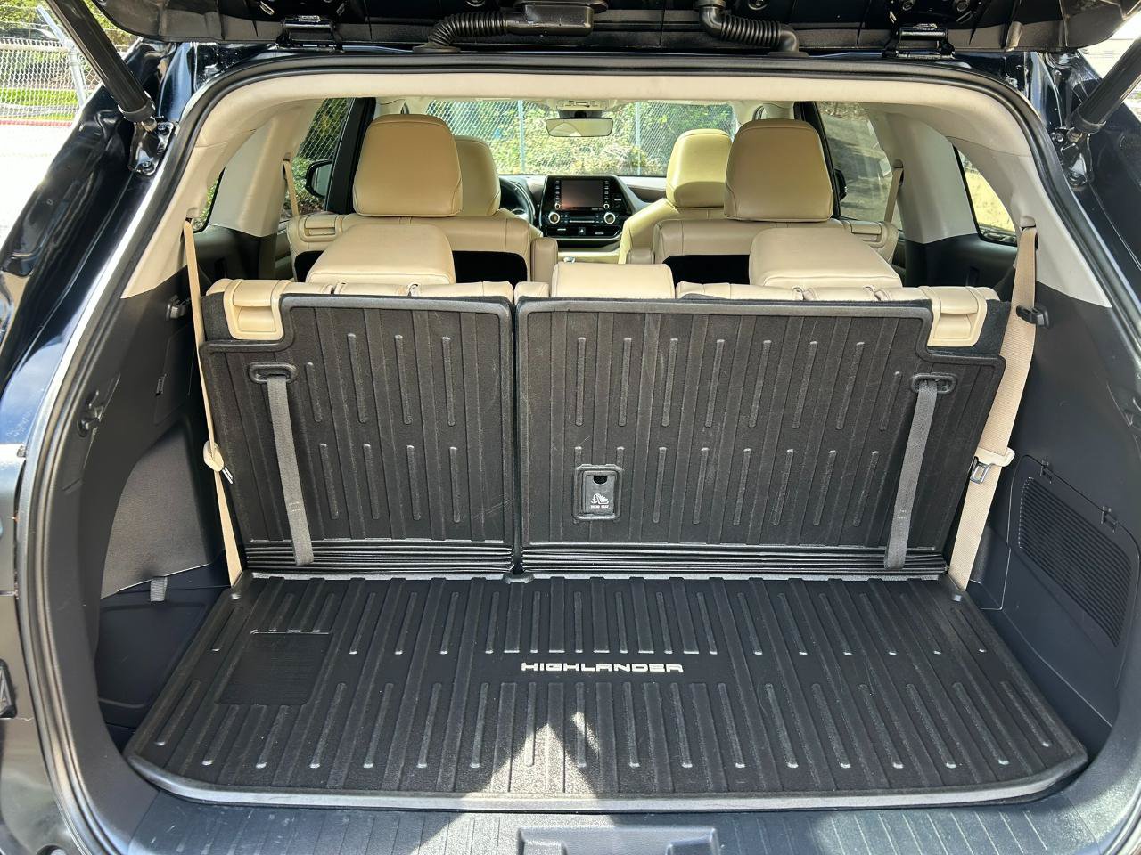 Used 2022 Toyota Highlander XLE AWD/4WD image 17