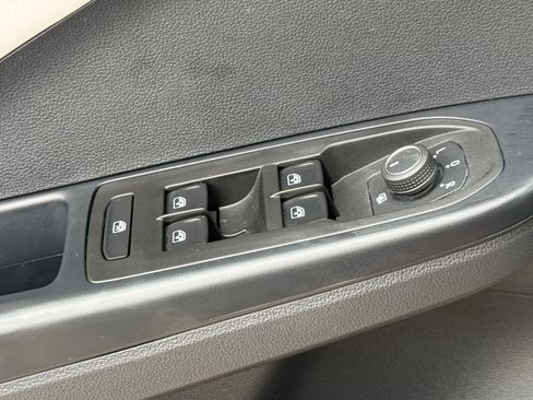 Used 2025 Volkswagen Taos SE image 25