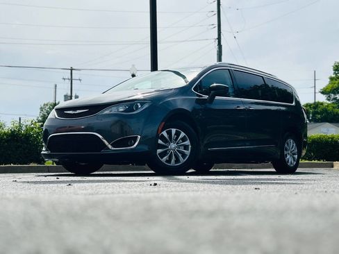 Used 2019 Chrysler Pacifica Touring-L FWD image 2