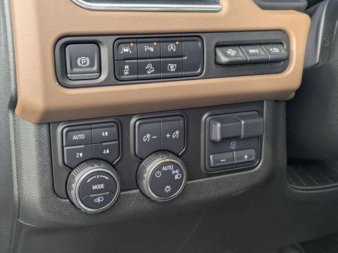Used 2024 Chevrolet Suburban High Country AWD/4WD image 15
