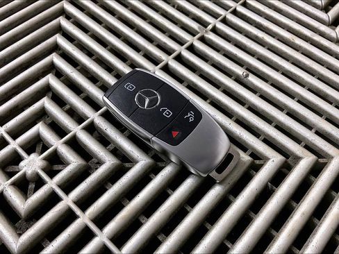 Used 2022 Mercedes-Benz GLE 350 4MATIC w/ Premium Package image 11