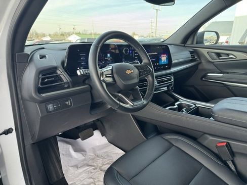 Used 2025 Chevrolet Traverse LT image 17