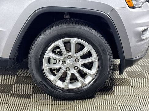 Used 2021 Jeep Grand Cherokee Laredo image 23