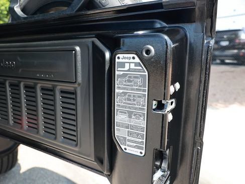 Used 2025 Jeep Wrangler Unlimited Sahara w/ Safety Group AWD/4WD image 38