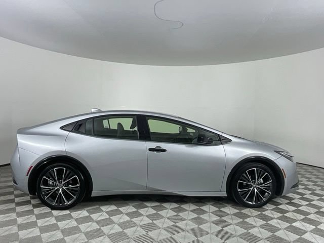 Used 2025 Toyota Prius XLE FWD image 4