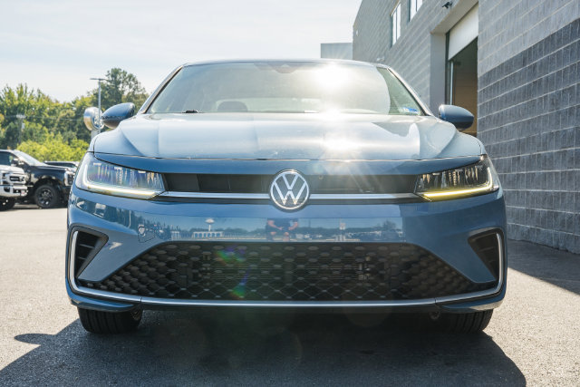 Used 2025 Volkswagen Jetta SE FWD image 2