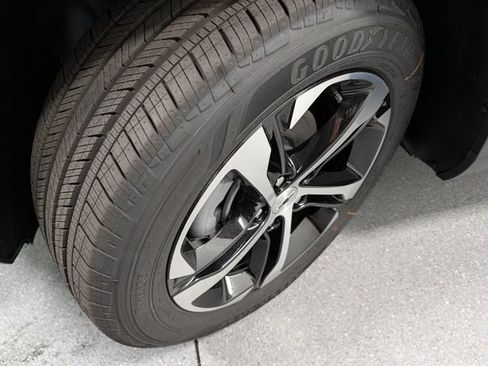 New 2026 Chevrolet Trax RS w/ Sunroof Package FWD image 9