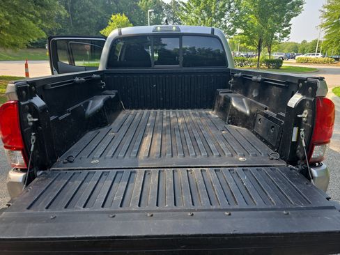 Used 2020 Toyota Tacoma SR w/ SR Convenience Package RWD image 13