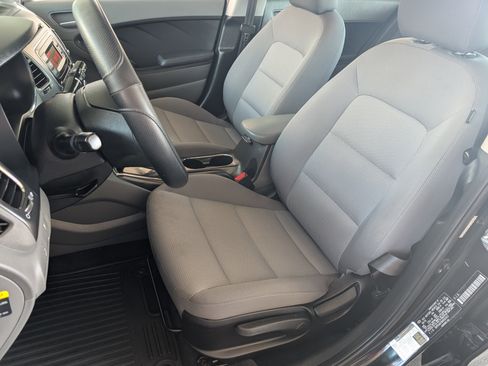 Used 2017 Kia Forte LX image 10