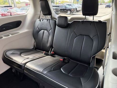 Used 2023 Chrysler Pacifica Limited AWD/4WD image 26