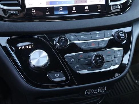Used 2025 Chrysler Pacifica Select image 16