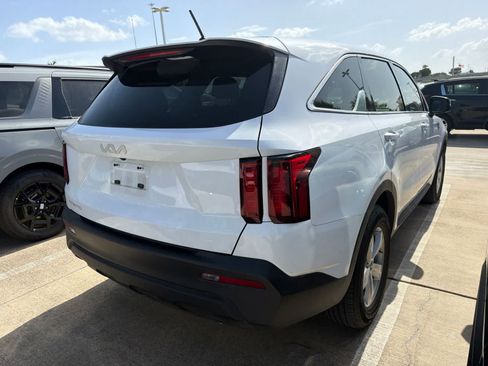Used 2023 Kia Sorento LX FWD image 5