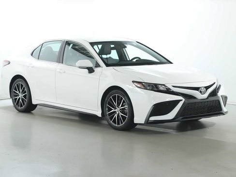 Used 2023 Toyota Camry SE AWD/4WD image 9