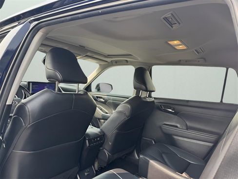 Used 2023 Toyota Highlander XLE image 9
