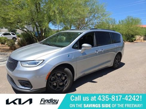 Used 2021 Chrysler Pacifica Limited w/ Uconnect Theater Family Group FWD image 1