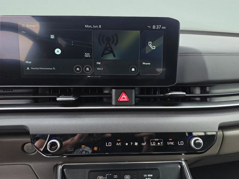 Used 2025 Kia Carnival EX FWD image 25