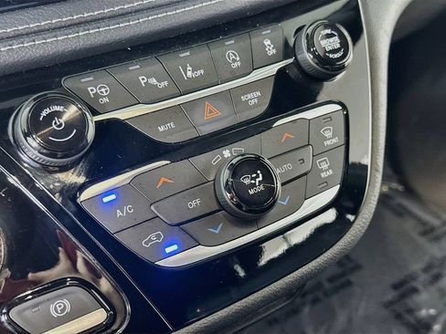 Used 2025 Chrysler Pacifica Select FWD image 28