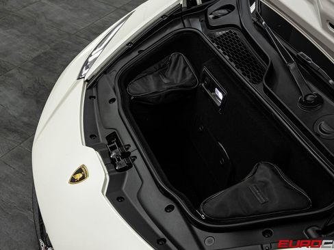 Used 2018 Lamborghini Huracan Performante AWD/4WD image 10