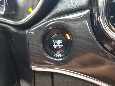 Used 2019 Jeep Grand Cherokee Overland RWD image 24