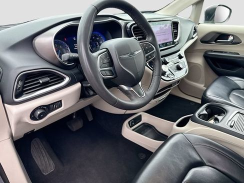 Used 2023 Chrysler Pacifica Touring-L FWD image 14