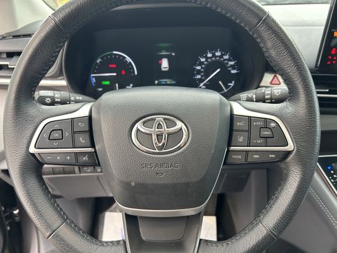 Certified 2024 Toyota Sienna XLE FWD image 23